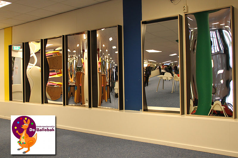 Indoor-Spielplatz, der mit unseren Lachspiegeln die blinde Wand auf fantastische Weise verdeckt hat! Indoor-Spielplatz, der mit unseren Lachspiegeln die blinde Wand auf fantastische Weise verdeckt hat!